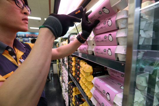 이마트가 16일 오후 3시부터 전국 146개 점포에서 계란 판매를 재개했다.     이마트 관계자는 "전국 산란계 농장에 대한 정부의 1차 조사 결과 이마트와 거래하는 산란계 농장에서는 살충제가 검출되지 않은 것으로 나타났다"며 "이에 따라 어제부터 일시 중단했던 계란 판매를 오늘 오후 3시부터 재개하기로 했다"고 말했다.     이날 이마트 용산점 직원들이 진열대에 계란 상품을 채우고 있다.